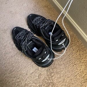 Kinda dirty comes with extra shoe lace and charger